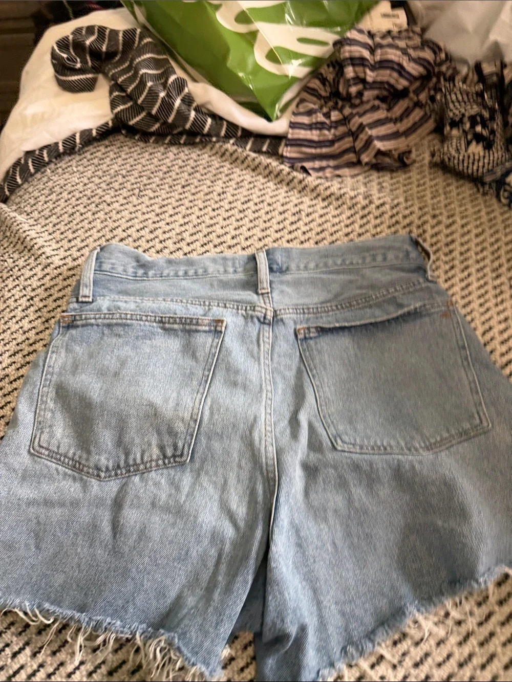 Madewell mom Jean medium Wash Distressed Denim Cutoff Shorts - Picture 3 of 3